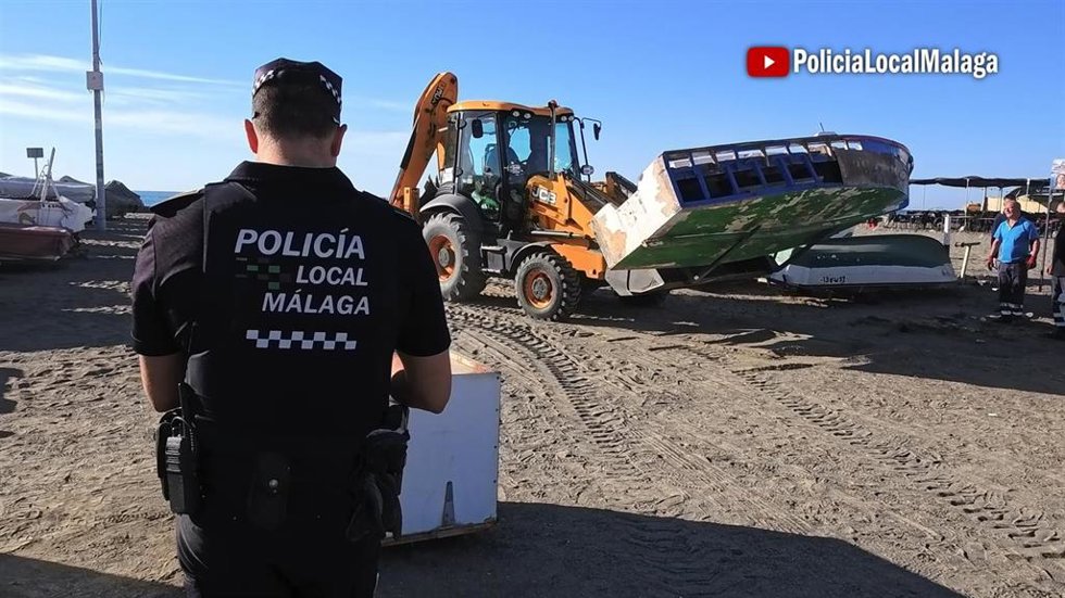 Policía Local en una actuación en el marco del plan de limpieza y regularización de las zonas de varada de la costa malagueña