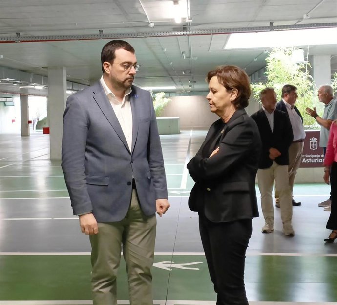 El presidente del Principado de Asturias, Adrián Barbón, conversa con la alcaldesa de Gijón, Carmen Moriyón.