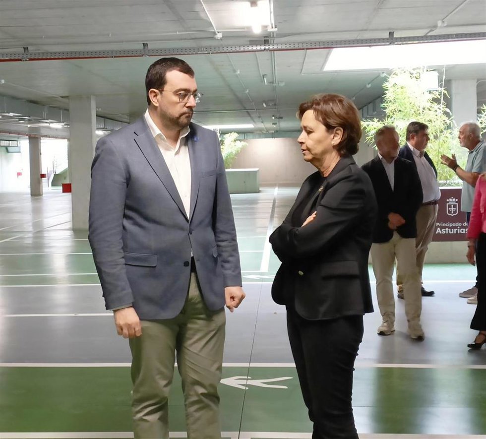 El presidente del Principado de Asturias, Adrián Barbón, conversa con la alcaldesa de Gijón, Carmen Moriyón.