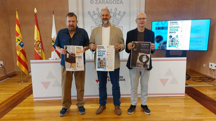 El escritor y fonógrafo Javier Barreiro, el diputado delegado de Archivos y Bibliotecas de la DPZ, José Manuel Latorre, y el productor, director y guionista José Manuel Herraiz.