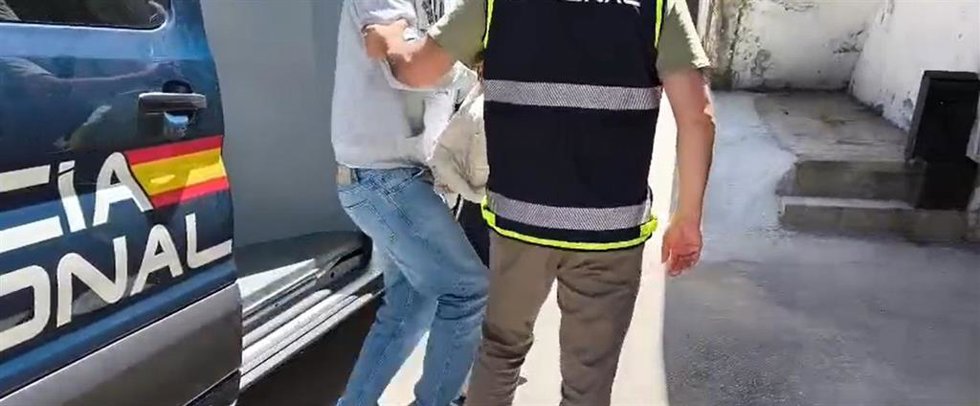 El detenido bajando del furgón policial.