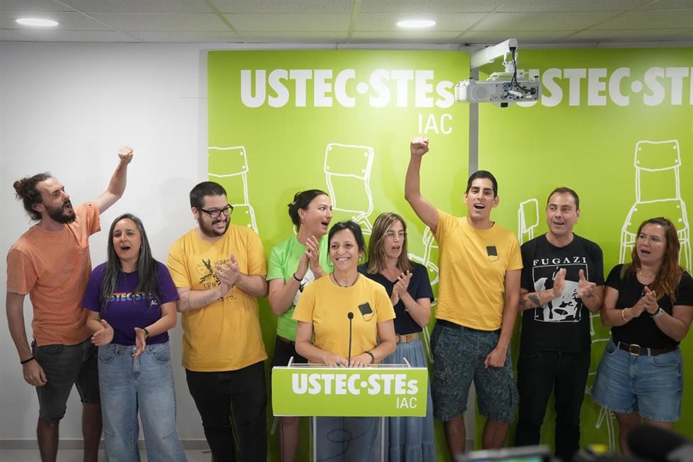 La portavoz de USTEC, Iolanda Segura, durante una rueda de prensa, a 4 de junio de 2026, en Barcelona, Catalunya (España). La consulta a los docentes para ver si ratifican o no el preacuerdo educativo de la Conselleria de Educación y FP de la Generalitat 