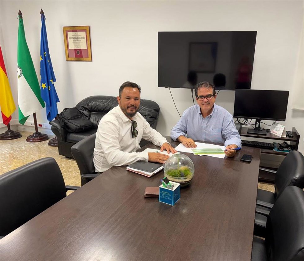 El alcalde de Turre (Almería), José Antonio Visiedo, y el diputado provincial Antonio Jesús Rodríguez, durante el encuentro sobre las obras de abastecimiento en zonas rurales del municipio.