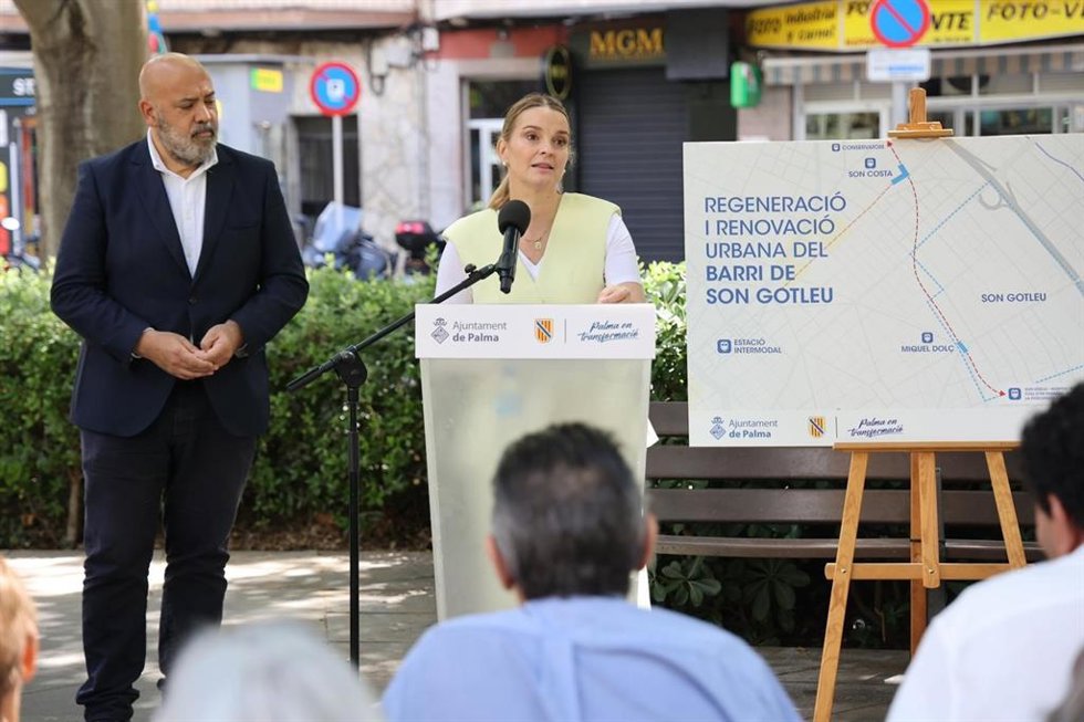 La presidenta del Govern, Marga Prohens,  en la firma de un protocolo para impulsar la renovación del barrio de Son Gotleu