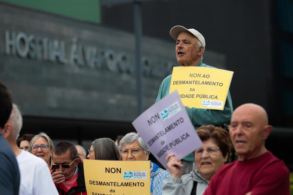 Sanitarios durante una concentración frente al Hospital Álvaro Cunqueiro de Vigo, a 4 de junio de 2026, en Vigo, Pontevedra. 