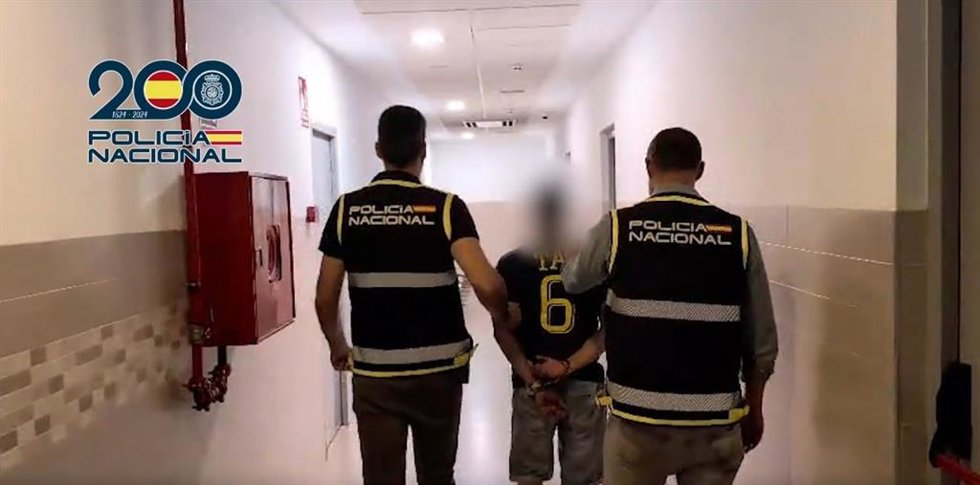 Agentes de la Policía Nacional detienen a un presunto agresor sexual en Granada.