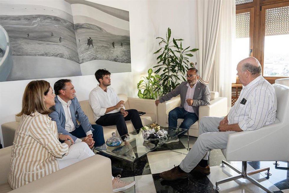 El presidente de la Diputación de Cáceres, Miguel Ángel Morales, ha trasladado su orgullo y feliticación a los directivos del CD Coria por su ascenso a Primera RFEF