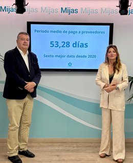 La alcaldesa de Mijas, Ana Mata y el concejal delegado de Economía, Mario Bravo.