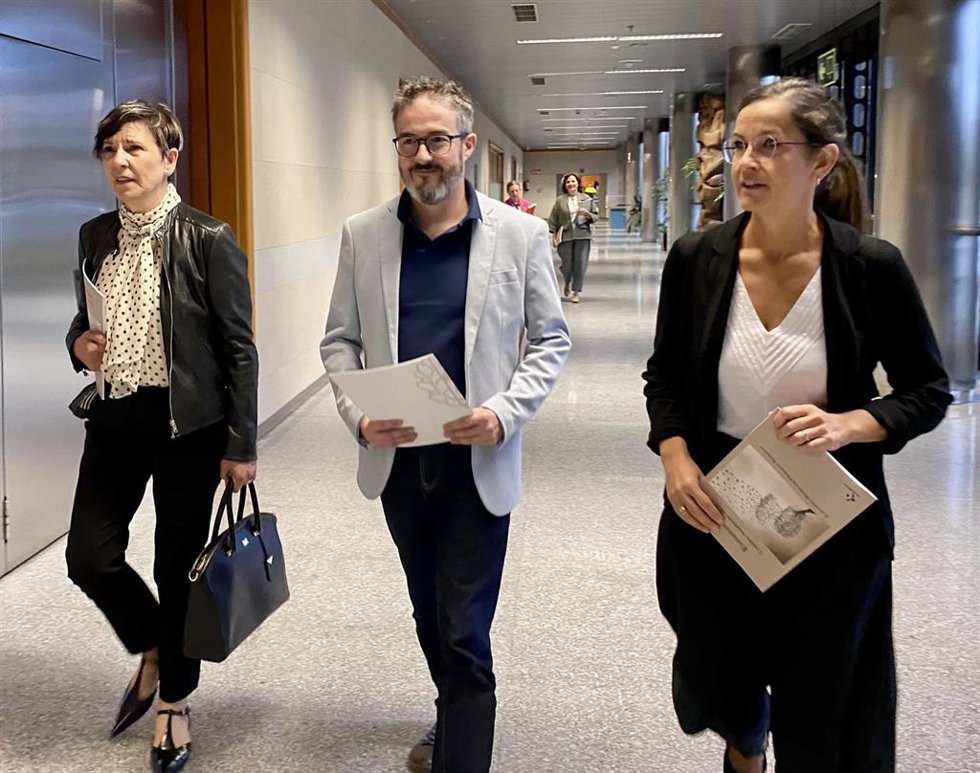 Presentación de la memoria anual de la prestación de ayuda médica para morir en Euskadi a cargo del viceconsejero de Salud Gontzal Tamayo, junto a la presidenta de la Comisión de Garantía y Evaluacióna, Julia Barroso, y su predecesora, Itxaso Bengoetxea.