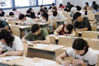 Archivo - Varios alumnos realizan el primer examen durante la primera jornada de la PAU 2025, en la Facultad de Químicas, durante la primera jornada de selectividad en Madrid, a 3 de junio de 2025, en Madrid (España).