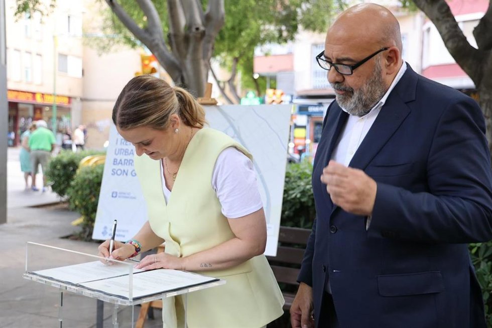 La presidenta del Govern, Marga Prohens, y el alcalde de Palma, Jaime Martínez, en la firma del protocolo para renovar Son Gotleu