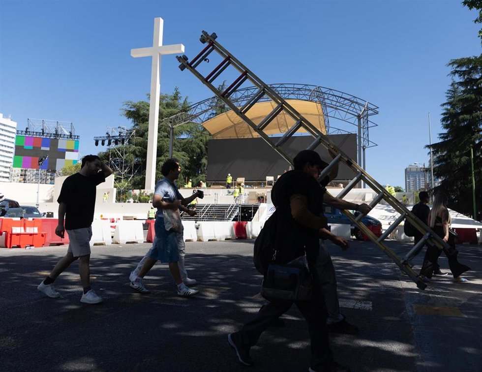 Montaje del escenario con motivo de la próxima visita apostólica del Papa León XIV en la plaza de Lima, a 3 de junio de 2026, en Madrid (España). Este acto demostrativo, desarrollado por la Policía Nacional en el Paseo de la Castellana, 136 (Plaza de Lima