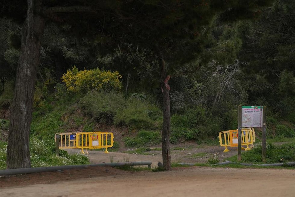 Archivo - Una valla indica la prohibición del acceso al Parque Natural de Collserola (Barcelona)