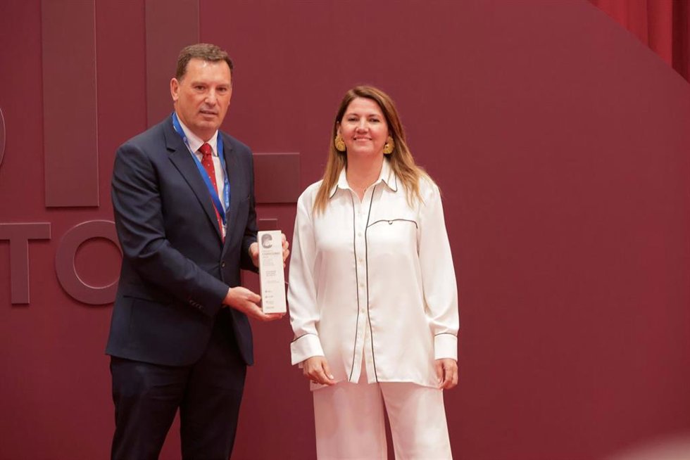 El presidente del Puerto de Huelva, Alberto Santana, recoge el premio de la II edición de los Premios Corredores 2026.