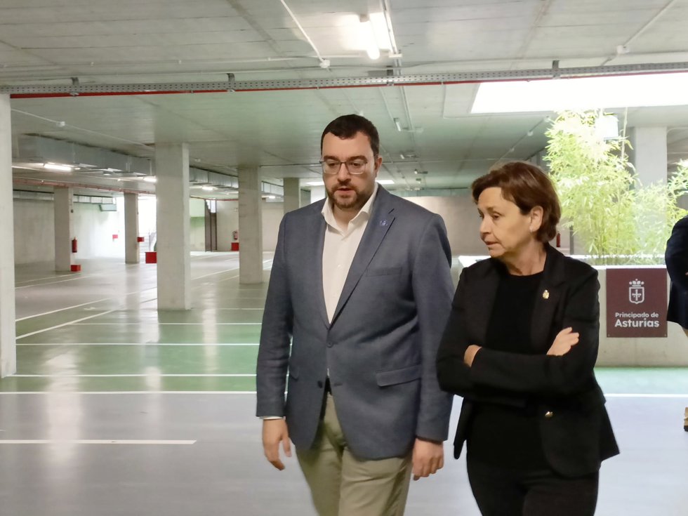 El presidente del Principado, Adrián Barbón, y la alcaldesa de Gijón, Carmen Moriyón, inauguran el aparcamiento disuasorio de la avenida de Portugal, en Gijón.