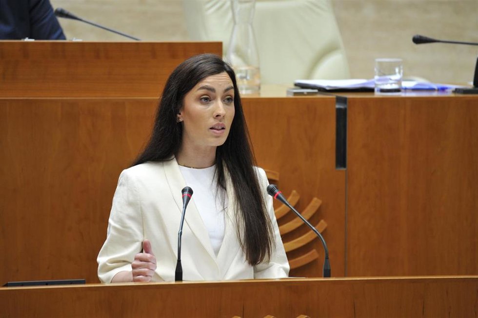 La portavoz del Grupo Parlamentario Vox, Inés Checa, interviene en el pleno de la Asamblea de Extremadura
