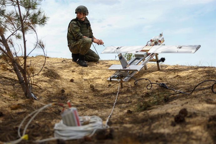 RÚSSIA, REGIÃO DE KHERSON - 2 DE JUNHO DE 2026: Um militar da Bateria de Reconhecimento e Ataque do 18º Exército de Armas Combinadas do Grupo Dnepr do Exército Russo durante uma missão de combate envolvendo o uso de um drone de combate Molniya-2 na zona d