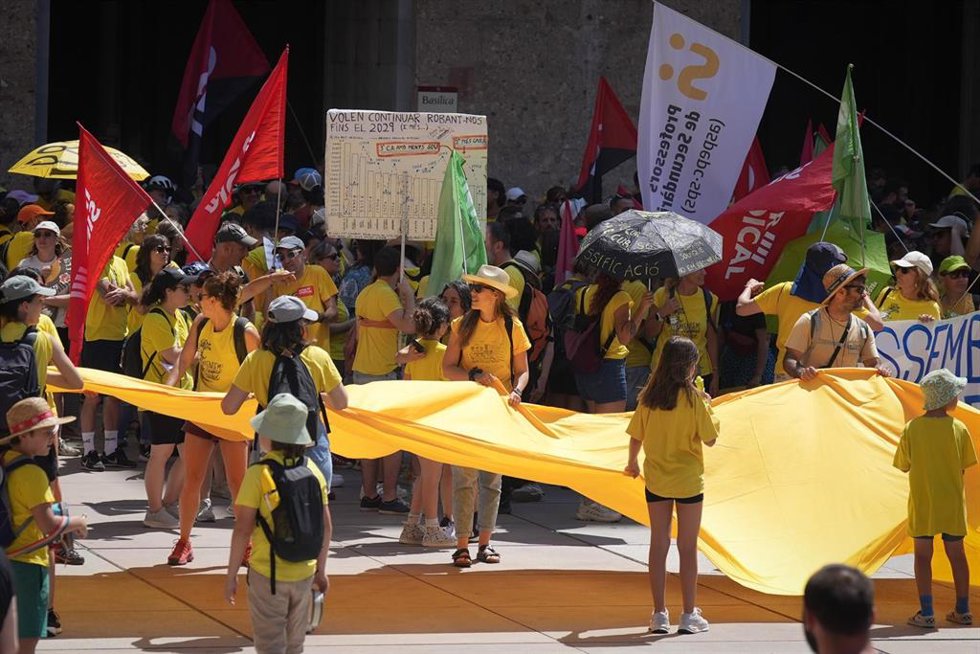 Docentes durante una concentración junto a la Abadía de Montserrat, a 29 de mayo de 2026, en Monistrol de Montserrat, Barcelona, Catalunya (España). La concentración se enmarca en la huelga de docentes de Catalunya convocada por los sindicatos USTEC, CGT,
