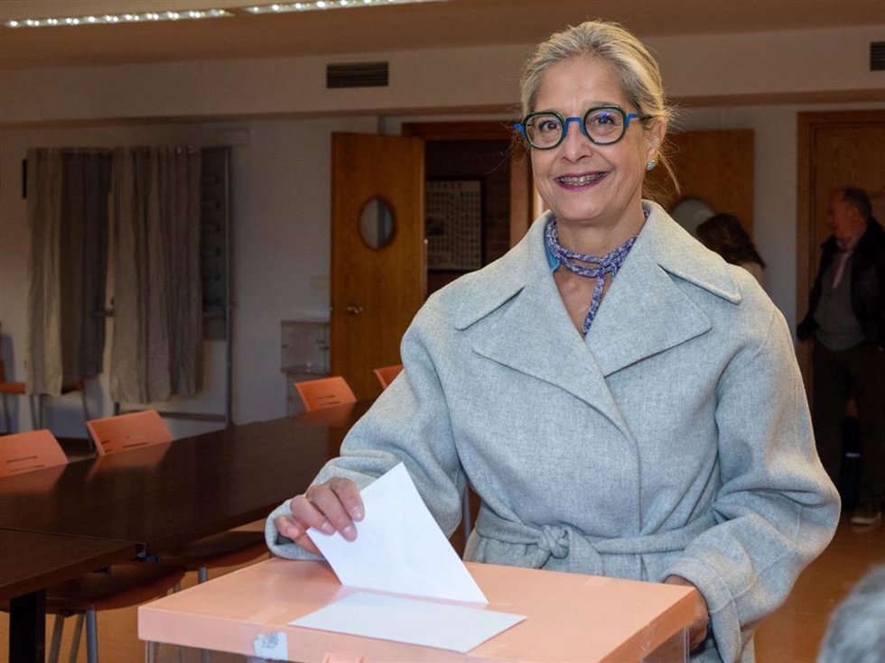 La rectora, durante su votación en la segunda vuelta de las elecciones.