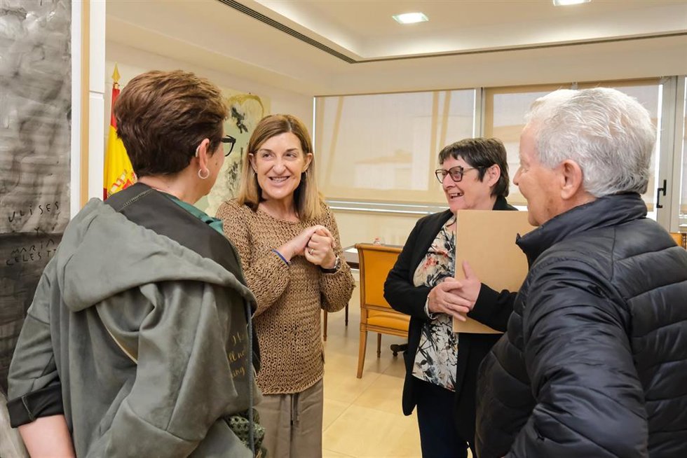 La presidenta de Cantabria, María José Sáenz de Buruaga, recibe a la Unión Vecinal de Torrelavega.