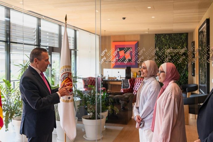 Las estudiantes palestinas Nariman Salem Irheem y Roba Irheem junto al rector de la UPV, José E. Capilla