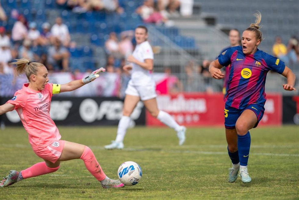 Martine Fenger del Barça Femení intenta una acción ante la portera del Madrid CFF Paola Ulloa durante un partido de la Liga F disputado el 31 de mayo de 2026 en Madrid