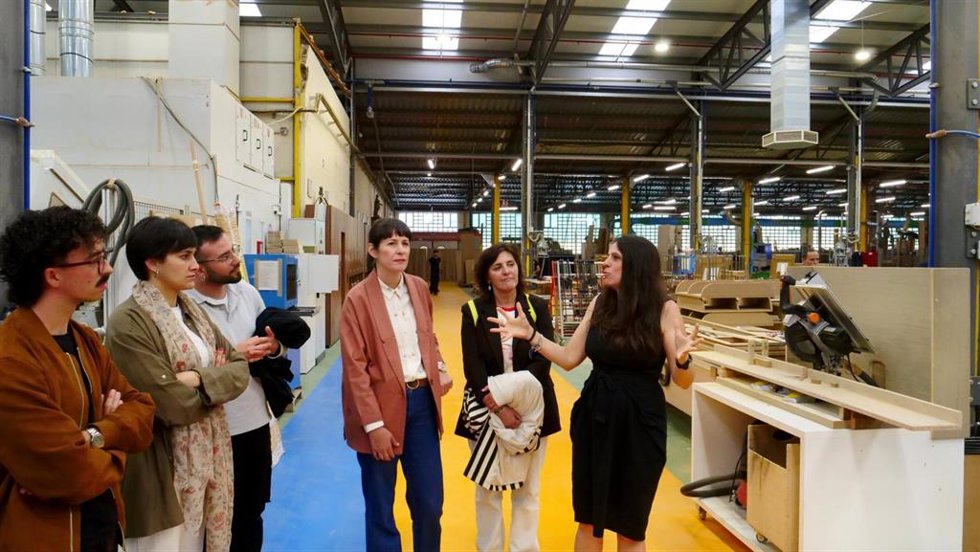 La portavoz nacional del BNG, Ana Pontón, acompañada por otros cargos nacionalistas, visita la empresa Martínez Otero en A Estrada (Pontevedra)