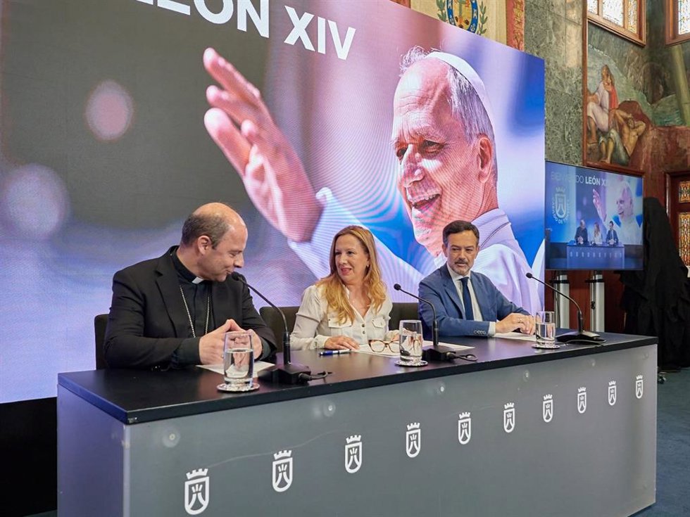 El obispo de Tenerife, Eloy Santiago, la presidenta del Cabildo de Tenerife, Rosa Dávila, y ek vicepresidente, Lope Afonso, en la presentación del dispositivo de seguridad y movilidad con motivo de la visita de León XIV