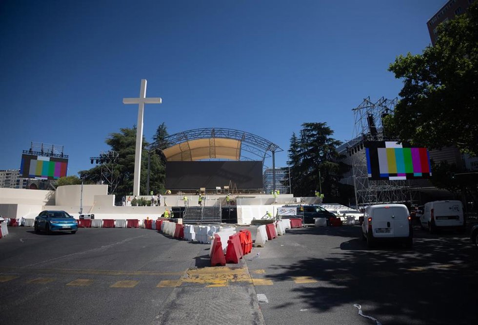 Montaje del escenario con motivo de la próxima visita apostólica del Papa León XIV en la plaza de Lima, a 3 de junio de 2026, en Madrid (España). Este acto demostrativo, desarrollado por la Policía Nacional en el Paseo de la Castellana, 136 (Plaza de Lima