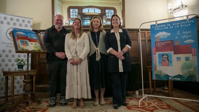 La consejera de Salud y Políticas Sociales, María Martín, junto a la directora general de Servicios Sociales e Instituto de la Igualdad, Marta Gómez, participa en la inauguración de la I Jornada de Acogimiento Familiar de La Rioja