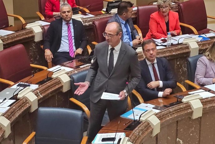 El consejero de Educación y Formación Profesional, Víctor Marín, en la Asamblea Regional