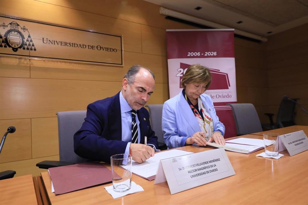 El rector de la Universidad de Oviedo, Ignacio Villaverde y la alcaldesa de Avilés, Mariví Monteserín.
