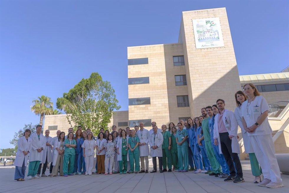 Foto de familia de los equipos de trasplante infantil del Hospital Reina Sofía de Córdoba.