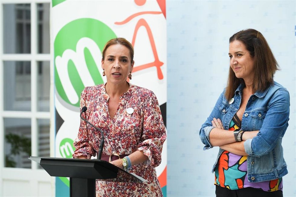 Archivo - La presidenta de Diputación, Almudena Martínez, con la diputada provincial Paula Conesa.