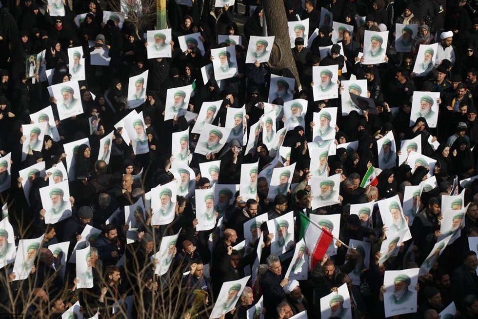 Manifestantes se reúnen durante una concentración en apoyo al Gobierno y en contra de los ataques estadounidenses e israelíes tras el asesinato del líder supremo de Irán, el ayatolá Alí Jamenei.