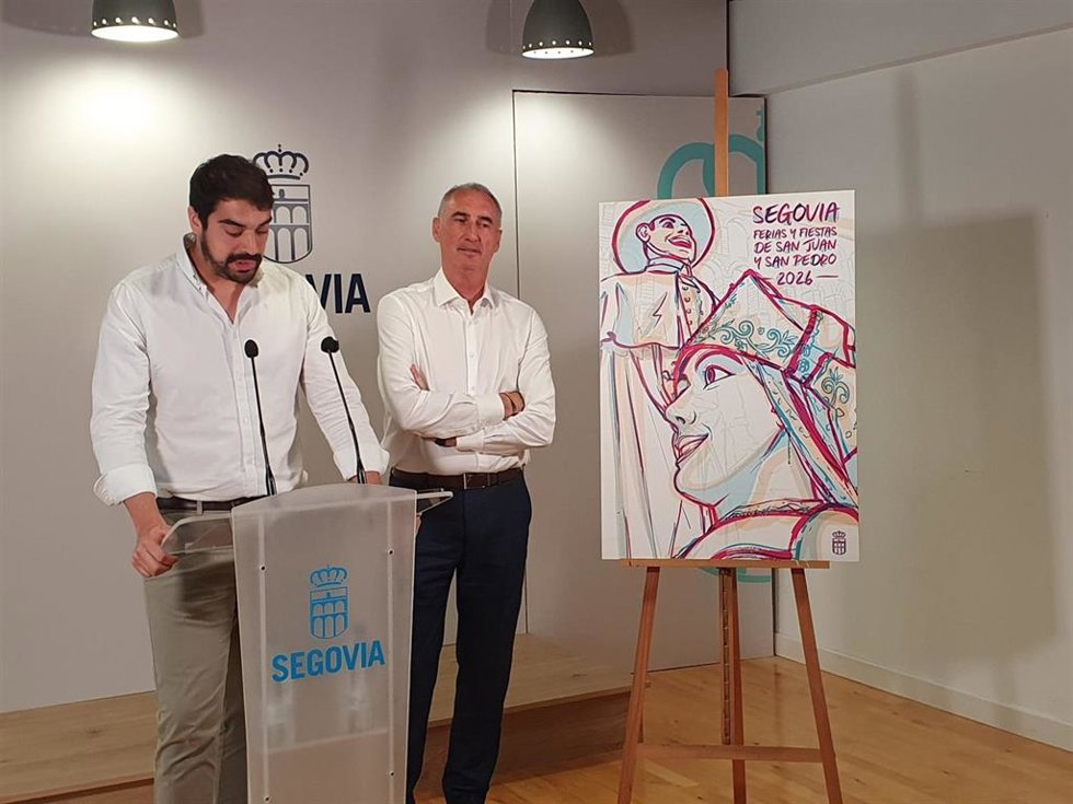 El concejal de Festejos, Gabriel Cobos, junto al alcalde Mazarías, describe los detalles del cartel de las Fiestas.