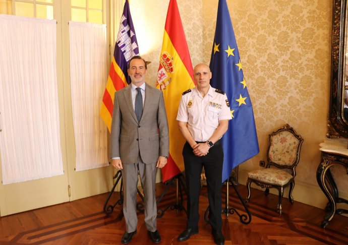 El presidente del Parlament, Gabriel Le Senne, y el jefe superior de la Policía Nacional en Baleares, José Antonio Puebla.