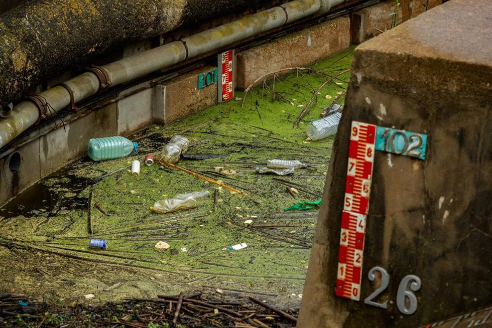 Archivo - Basura acumulada en el embalse de Foix que se encuentra al 100% de su capacidad, a 19 de marzo de 2025, en Castellet y Gornal, Barcelona, Catalunya (España).
