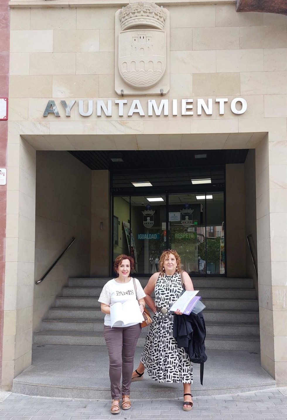 El colectivo 'Nájera Metropolitano' entrega más de 2.600 firmas en el Ayuntamiento para mejora el transporte con Logroño