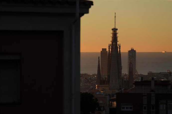 Archivo - La Torre de Jesús de la Sagrada Familia durante un amanecer en Barcelona