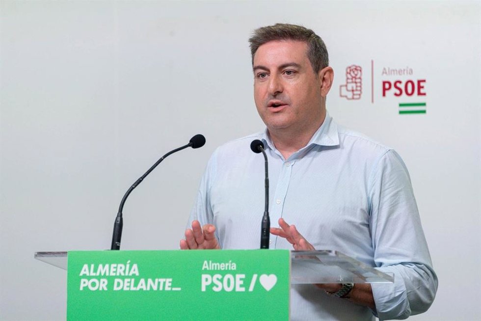 El secretario de Organización del PSOE de Almería, José Nicolás Ayala, durante la rueda de prensa.