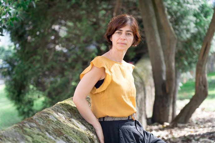 Archivo - La investigadora Nagore Irtibarri en los jardines de la Facultad de Economía y Empresa