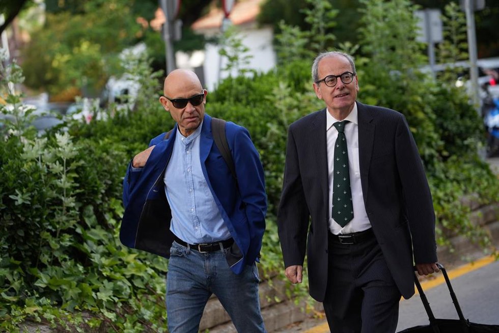 El exasesor de Moncloa Luis María Carrero (i), a su llegada a la tercera jornada de un juicio en la Audiencia Provincial de Badajoz, a 2 de junio de 2026, en Badajoz, Extremadura (España).