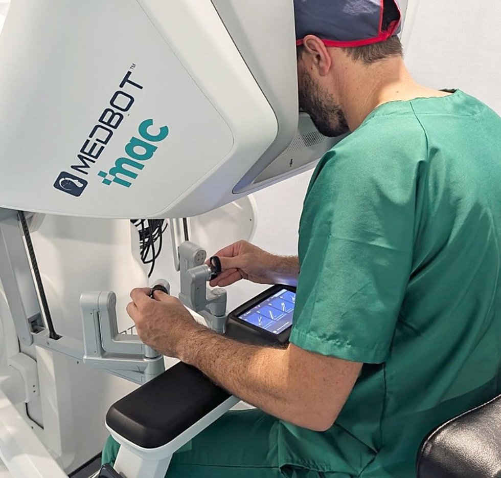 Cirugía robótica avanzada: el Hospital Cruz Roja de Palma estrena el primer robot Toumai en Baleares.