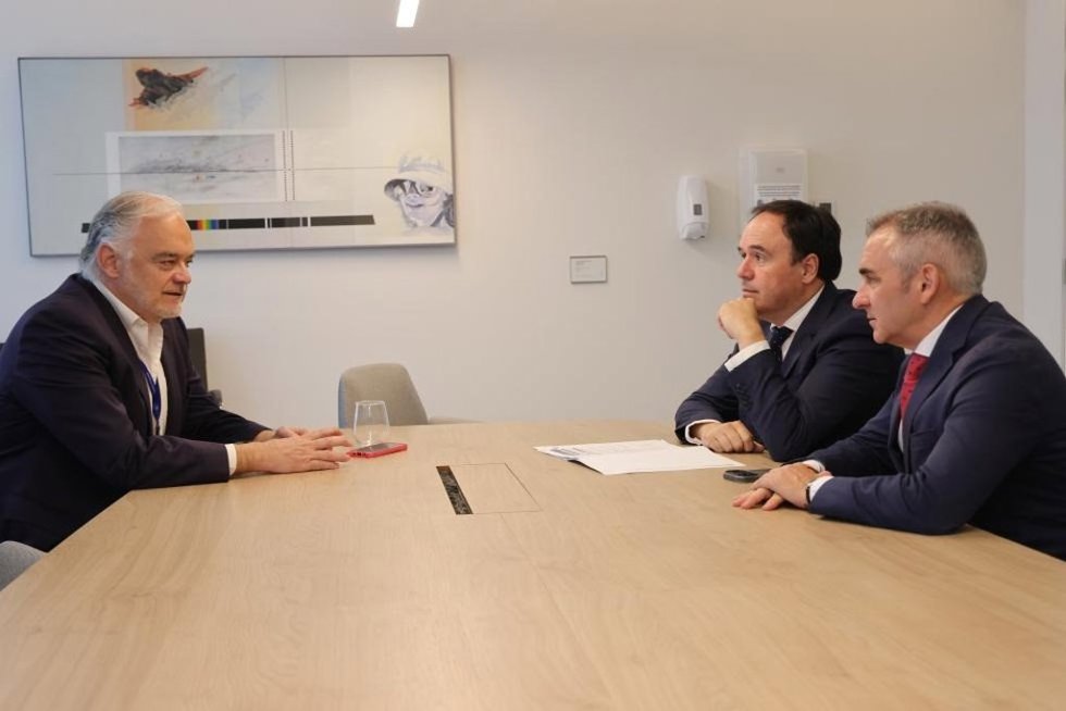Pérez Llorca se reúne con el vicepresidente tercero del Parlamento Europeo para coordinar acciones en defensa del campo y el sector cerámico valenciano