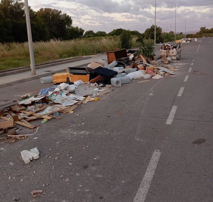 Identificat el supòsit responsable d'abocaments en el carril bici d'un carrer de Borriana