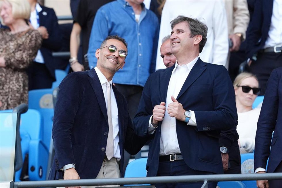 El presidente del Manchester City Khaldoon Al Mubarak junto a Ferran Soriano (Aston Villa).