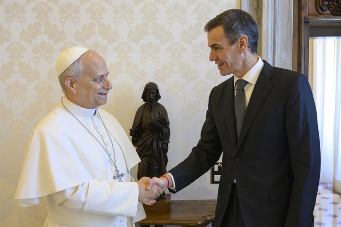 El president del Govern, Pedro Sánchez, a la seua arribada a la Santa Seu, on és rebut en audiència pel Papa Lleó XIV, a 27 de maig del 2026, a Roma (Itàlia).