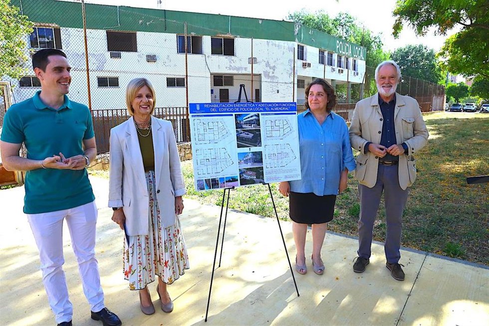 La alcaldesa de Jerez de la Frontera (Cádiz), María José García-Pelayo, presenta el proyecto de rehabilitación y adecuación funcional de la antigua Jefatura de la Policía Local en El Almendral.