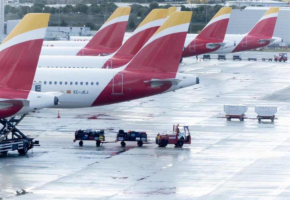 Archivo - Un vehículo de handling de Iberia, el día que comienza su huelga, en el aeropuerto Adolfo Suárez Madrid-Barajas, a 5 de enero de 2024, en Madrid (España).